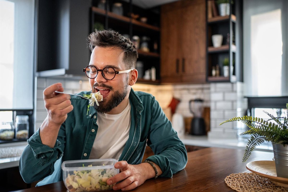 ¿Buscas dejar el alcohol? Estos alimentos pueden ser tu mejor aliado.