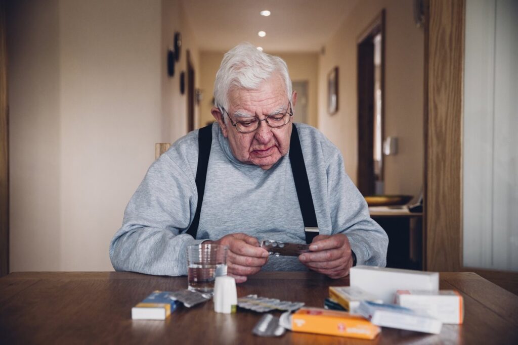 ¿Son un problema cinco pastillas al día? El impacto de la polimedicación en la salud de los mayores.