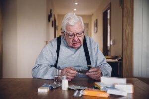 ¿Son un problema cinco pastillas al día? El impacto de la polimedicación en la salud de los mayores.