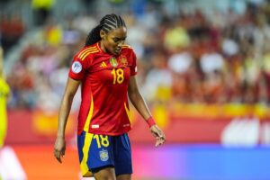 Athenea del Castillo reemplaza a la lesionada Salma Paralluelo en la convocatoria para el partido contra Suecia.