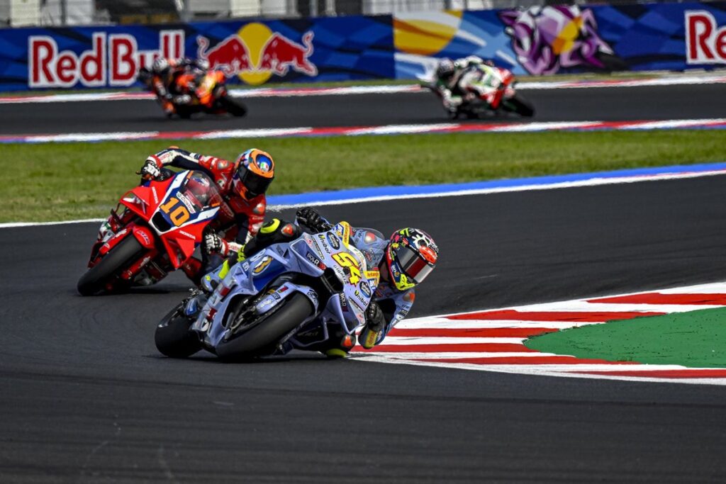 Bezzecchi arrebata la victoria a Aldeguer en el sprint, mientras Marc Márquez finaliza séptimo.