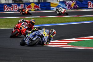 Bezzecchi arrebata la victoria a Aldeguer en el sprint, mientras Marc Márquez finaliza séptimo.