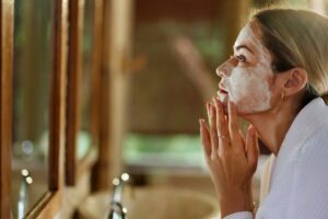 Cómo ajustar tus productos de belleza en otoño para reparar los daños del verano en tu piel.