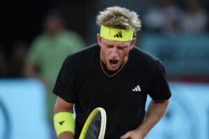 Davidovich avanza a los cuartos de final en Basilea