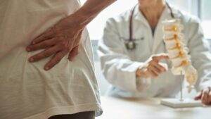 Diez recomendaciones de expertos para envejecer sin dolor de espalda