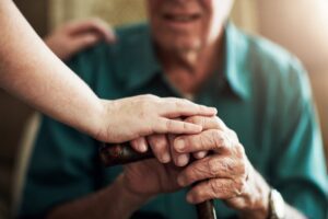 El 50% de los cuidadores en España cuida de una persona mayor mientras cuida de sus hijos.