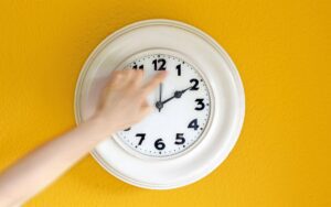 Es conveniente evitar el horario de verano permanente