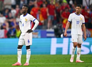 Francia derrota a Islandia sin Mbappé