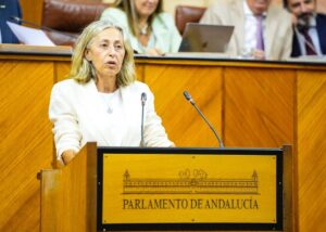 La consejera de Salud de Andalucía renuncia por la crisis en los cribados de cáncer de mama.