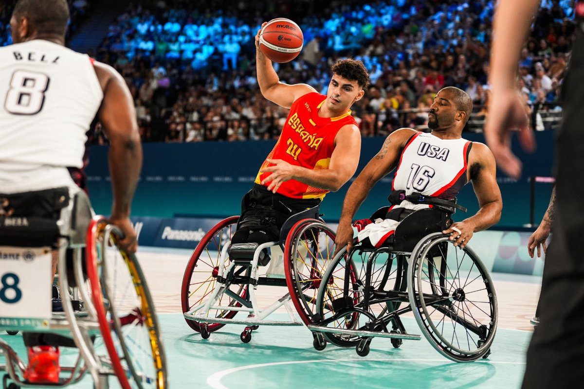 La selección masculina supera a Países Bajos y luchará por las medallas en el Europeo de BSR.