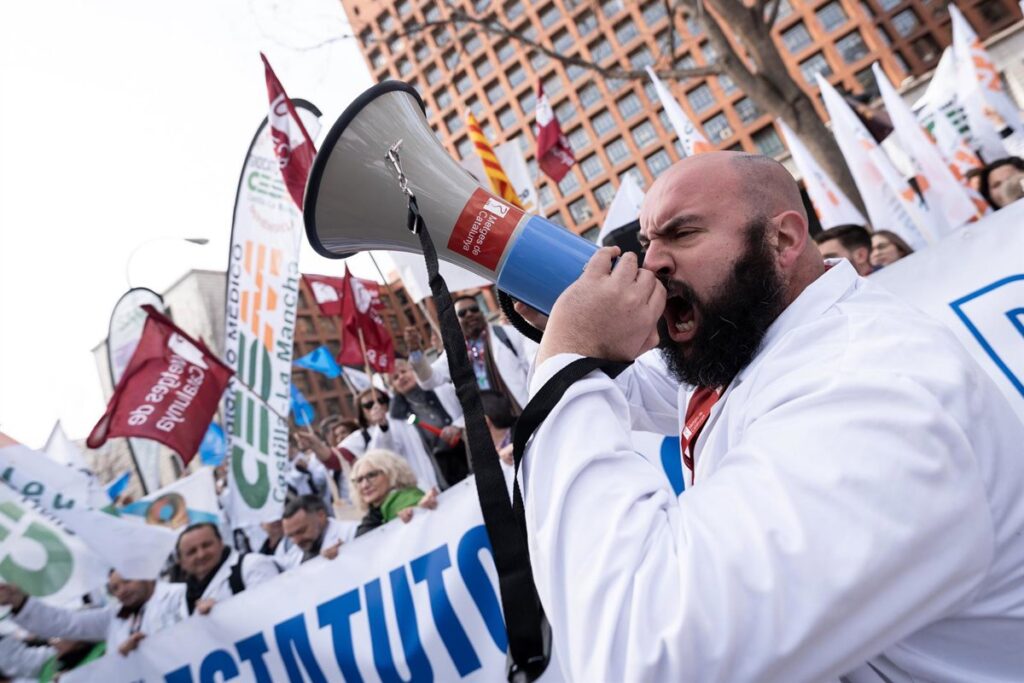 Los médicos reanudan la huelga este viernes en oposición al Estatuto Marco propuesto por Sanidad.