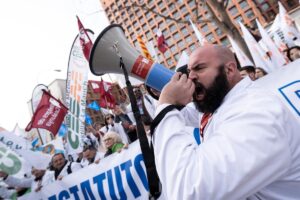 Los médicos reanudan la huelga este viernes en oposición al Estatuto Marco propuesto por Sanidad.