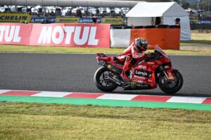 Marc Márquez deberá competir en la 'Q1' tras una sesión de prácticas dominada por Bezzecchi.