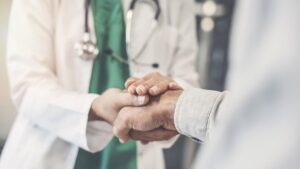 Médicos de Atención Primaria solicitan mayor consideración hacia las personas más vulnerables en el manejo del dolor.