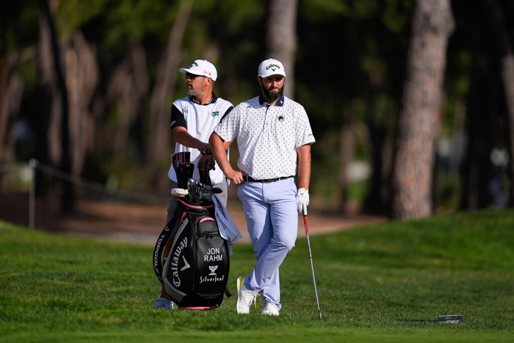 Rahm llega al Open de España luchando contra el viento.