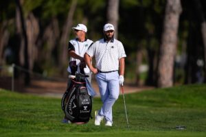 Rahm llega al Open de España luchando contra el viento.