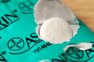 Razones por las que se desaconseja el uso de 'Aspirina' para prevenir enfermedades cardiovasculares en personas mayores de 60 años