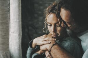 Un Instrumento de Manipulación en la 'Triada Oscura' para Controlar a las Parejas