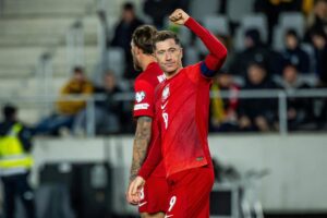 Un Memphis excepcional guía a la 'Oranje' mientras Polonia cumple con Lewandowski