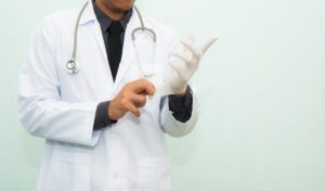 ¿Es momento de despojarse de los guantes? Contaminan y suelen no ser necesarios en estos casos.