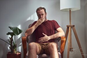 ¿Por qué algunas comidas repiten? La explicación médica y los errores comunes con el omeprazol