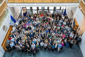 ECDC conmemora 20 años resaltando su papel en la lucha contra el COVID-19 y la gripe porcina.