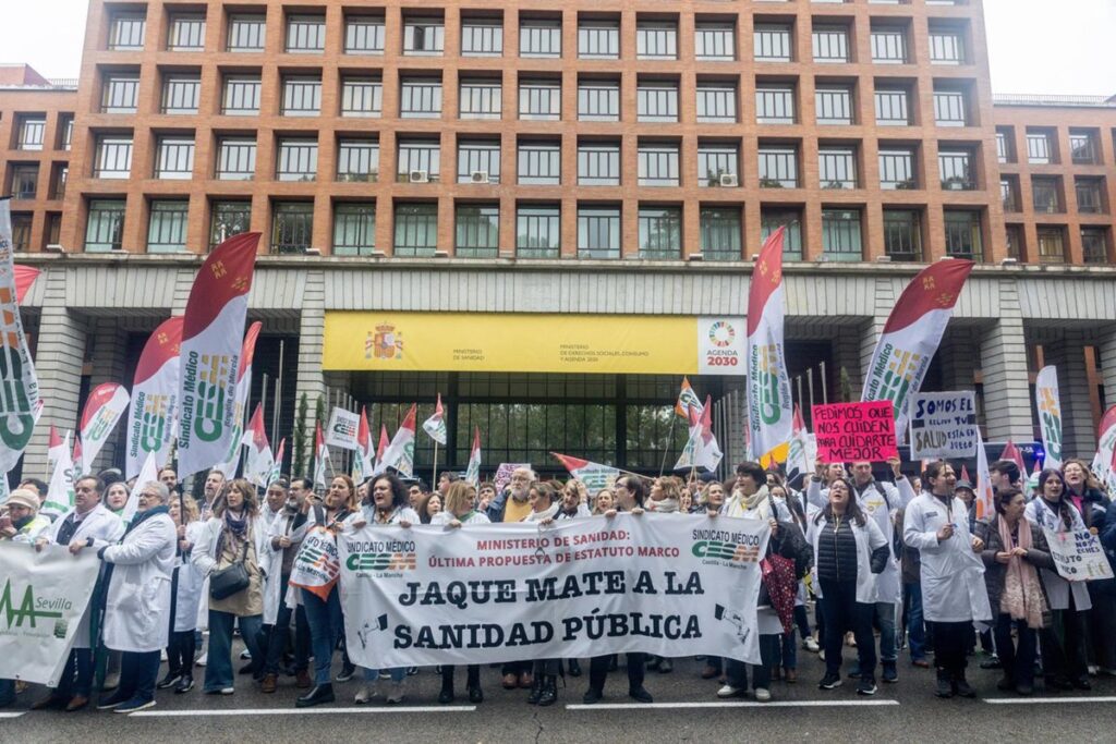 Los médicos se manifiestan nuevamente en Madrid exigiendo un estatuto profesional y mejoras en sus condiciones laborales.