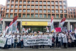 Los médicos se manifiestan nuevamente en Madrid exigiendo un estatuto profesional y mejoras en sus condiciones laborales.