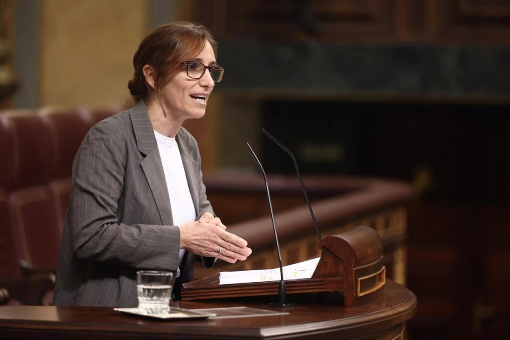 Mónica García denuncia a las comunidades autónomas del PP por desviar fondos de sanidad pública hacia Quirón y bolsillos de millonarios.