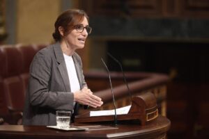 Mónica García denuncia a las comunidades autónomas del PP por desviar fondos de sanidad pública hacia Quirón y bolsillos de millonarios.