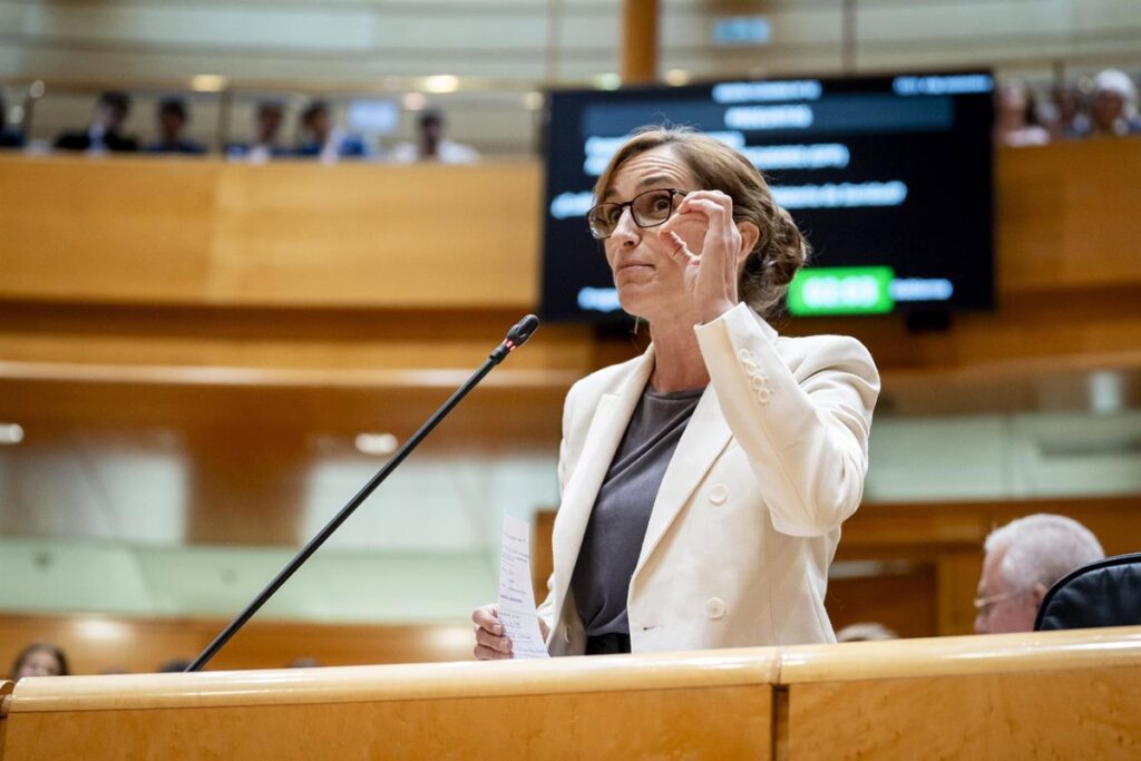 Mónica García urges regional governments to establish a unified protocol for flu response by December 1st.