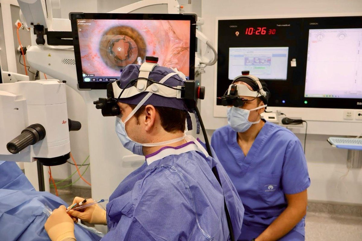 El Instituto Oftalmológico Fernández-Vega lleva a cabo la primera cirugía oftalmológica en España con tecnología 3D inmersiva