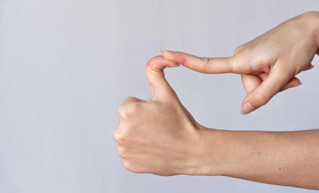 La hiperlaxitud articular se puede tratar con ejercicios de fortalecimiento y estiramiento muscular.