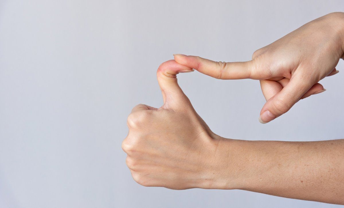 La hiperlaxitud articular se puede tratar con ejercicios de fortalecimiento y estiramiento muscular.