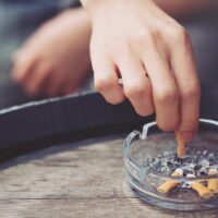 Nofumadores.org denuncia a las tabacaleras por "retrasar" la aprobación de una nueva Ley del tabaco y "minimizar" sus medidas.