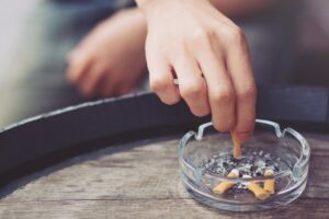 Nofumadores.org denuncia a las tabacaleras por "retrasar" la aprobación de una nueva Ley del tabaco y "minimizar" sus medidas.