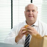 Obesidad e hipetensión: ¿son síntomas o causas directas de la demencia? Lo que dice la ciencia.