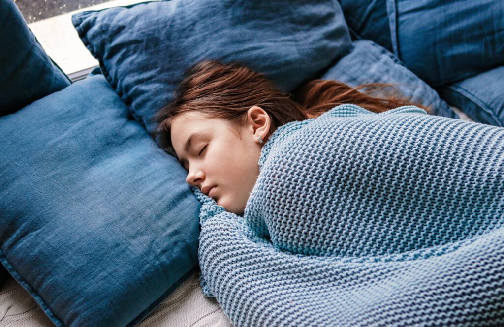 Por qué los adolescentes necesitan dormir más durante los fines de semana.