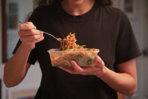 Calentar alimentos en envases de plástico puede liberar microplásticos y sustancias tóxicas, advierte un informe.