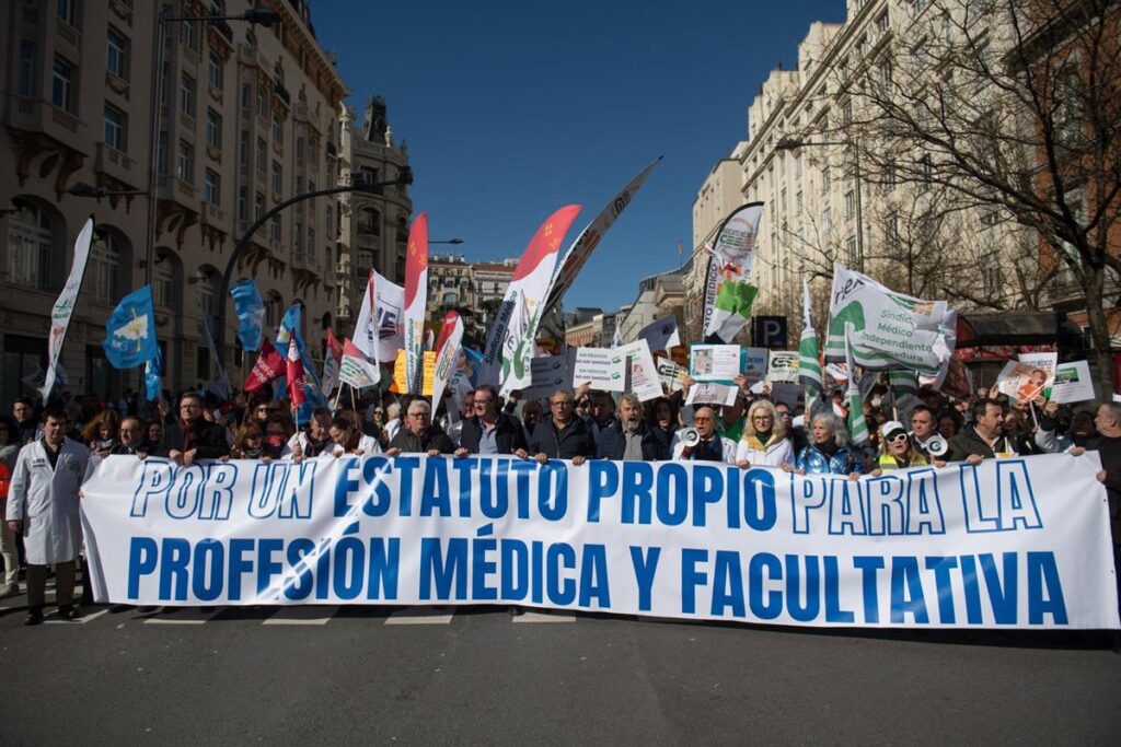 Cerca de 5,000 médicos en Madrid exigen la renuncia de Mónica García y un Estatuto Marco independiente.