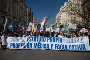 Cerca de 5,000 médicos en Madrid exigen la renuncia de Mónica García y un Estatuto Marco independiente.