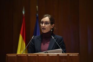 Mónica García insta a considerar el cáncer infantil como un "desafío nacional" y a eliminar las diferencias basadas en el "código postal"