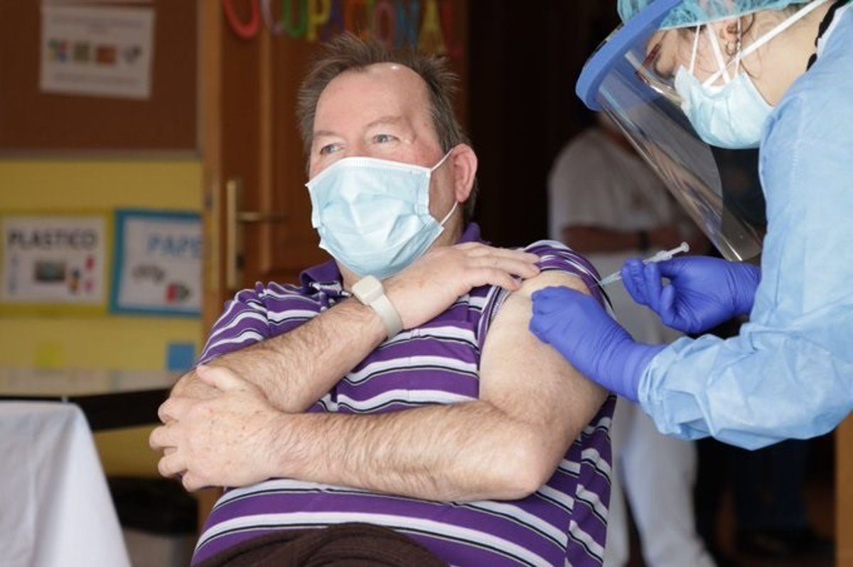 Personas mayores de 70 y profesionales sanitarios deben continuar vacunándose contra la Covid-19