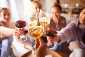 ¿Por qué orinas más al beber cerveza o vino? La sorprendente explicación médica que no conocías.