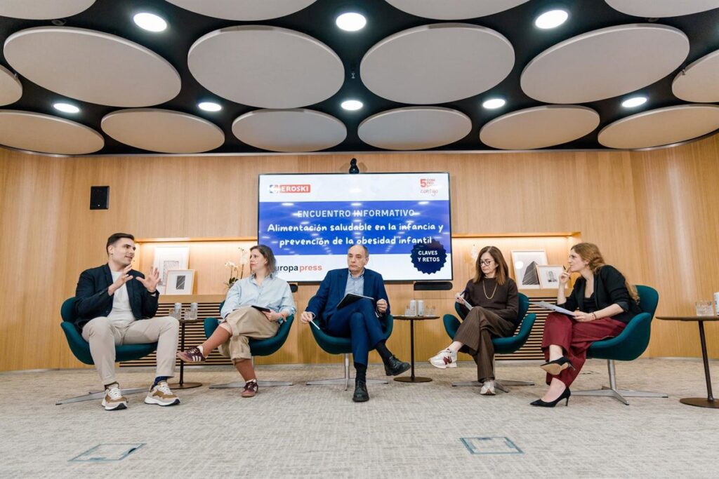 AESAN y EROSKI se alinean para regular la publicidad de alimentos no saludables y prevenir la obesidad infantil.
