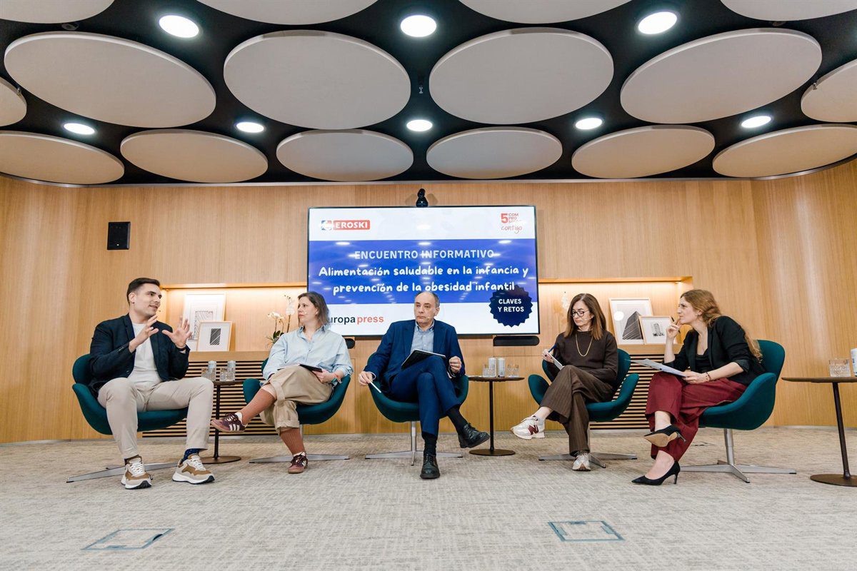 AESAN y EROSKI se alinean para regular la publicidad de alimentos no saludables y prevenir la obesidad infantil.