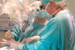 La microcirugía facilita la extracción de tumores cerebrales sin afectar la función neurológica.