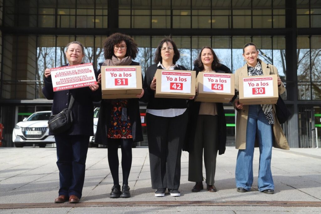 Mujeres con cáncer de mama recolectan 65,000 firmas en Sanidad para anticipar el inicio de mamografías a los 40 años.