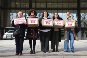 Mujeres con cáncer de mama recolectan 65,000 firmas en Sanidad para anticipar el inicio de mamografías a los 40 años.