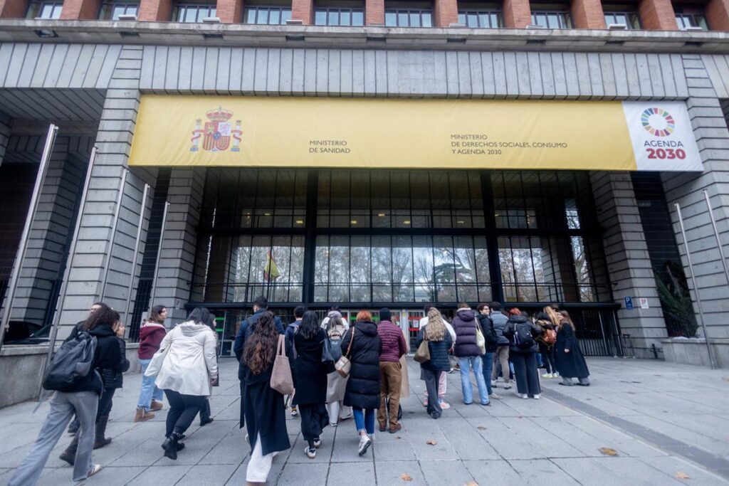 Sanidad establece una mesa de análisis para supervisar la implementación del decreto de atención sanitaria universal para migrantes irregulares.